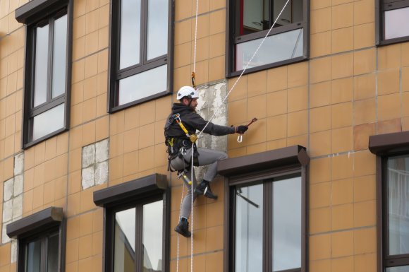 PURGE DE FACADE A LA CORDE